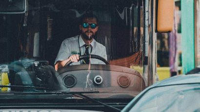 Un conductor de autobús durante su jornada laboral.