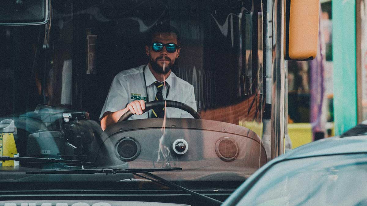 Un conductor de autobús durante su jornada laboral.