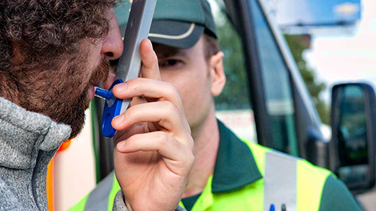 Una persona realizando un control de alcoholemia por parte de la Guardia Civil de Tráfico.