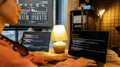 Una mujer programando desde el ordenador de su casa.