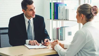 Una mujer en la oficina del jefe realizando una entrevista de trabajo.