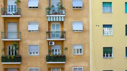 Fachada de edificios residenciales en alquiler.