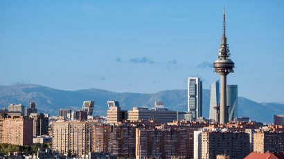 Vista panorámica del skyline de Madrid, con viviendas en primer término.