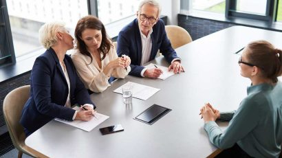 Los responsables de Recursos Humanos de una empresa y sus responsables entrevistan a una candidata para un puesto.