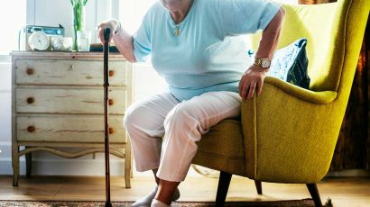 Una mujer pensionista en una silla.