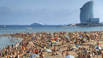 Playa de la Barceloneta llena de gente en verano.