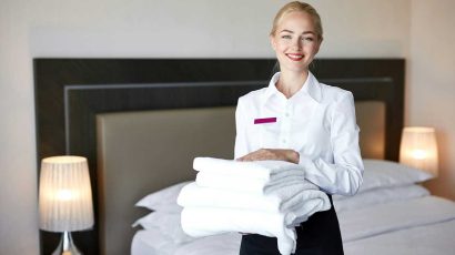 Una mujer que trabaja en un hotel limpiando habitaciones.