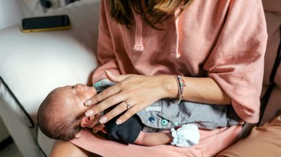 Una madre con su bebé recién nacido.