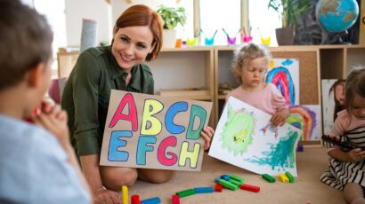 Una maestra infantil en clase con los pequeños.