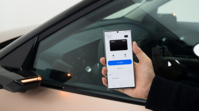 Una persona con la llave digital del coche en Samsung Wallet.