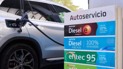 Un coche repostando diésel en una gasolinera Repsol.